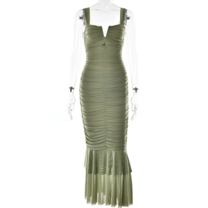 Robe midi nuisette verte froncée avec coupe sirène présentée sur un mannequin