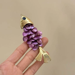 Elegante fermaglio per capelli a forma di pesce viola e oro con scaglie di conchiglia