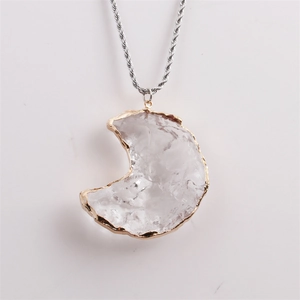 Collier avec pendentif lune en cristal facetté, bordure dorée et chaîne torsadée argentée