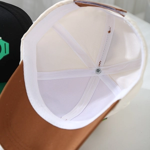 Gros plan sur la structure interne à six panneaux et la bande renforcée de la casquette