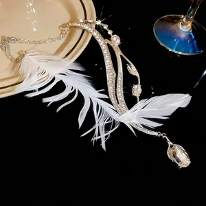 Collier plume asymétrique élégant avec cristaux étincelants et détails argentés