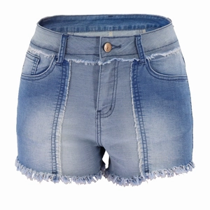 Short en jean bleu délavé avec ourlet à franges et coutures décoratives verticales