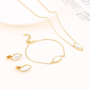 Vue détaillée d'une parure en plaqué or avec pendentifs et boucles en zircone ovale