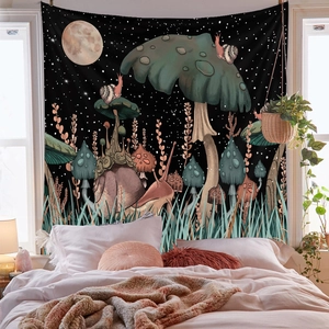 Detail eines böhmischen Wandteppichs mit bunten Pilzen und Schnecke im Sternenhimmel