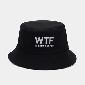 Détail d'un chapeau bob en coton noir avec imprimé WTF et coutures renforcées sur le bord