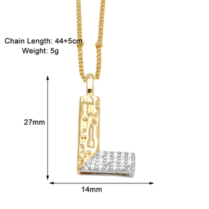 Détails du pendentif lettre L doré avec dimensions 27mm par 14mm et longueur de chaîne