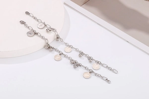 Dettaglio del bracciale in argento con ciondolo moneta Elisabetta II e palline