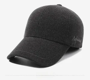 Dettaglio del cappellino da baseball in feltro grigio scuro con ricamo sul lato