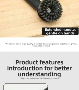 Détail du long manche ergonomique d'une brosse de cuisine aux poils gris denses