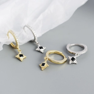 Detail of retro s925 silver hoop earrings with black gemstone in gold and silver finish