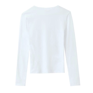 Vue à plat du dos d'un t-shirt blanc à manches longues et à coupe ajustée épurée