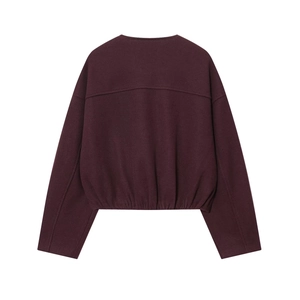 Rückansicht einer burgunderroten Strickjacke mit Rundhalsausschnitt und Rippbündchen