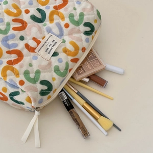 Quilted makeup bag with colorful abstract U-pattern and large storage capacity