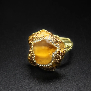 Makro-Detail des Vintage-Goldrings mit rohem Amethyst und kleinen braunen Kristallen