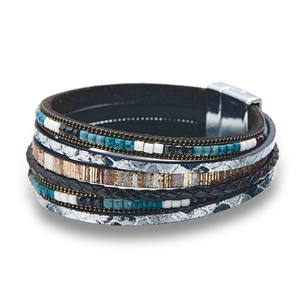 Détail d'un bracelet bohème multicouche avec cuir tressé, perles et fermoir magnétique