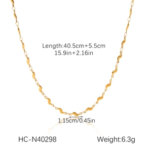 Detail view of wavy chain link necklace with size 40.5cm and model number HC-N40298