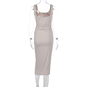 Vue arrière d'une robe midi beige avec coupe bodycon sans manches et taille froncée