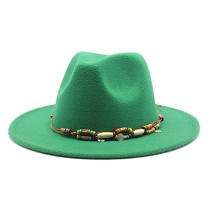 Détail du chapeau de jazz vert en laine avec perles colorées et ruban tressé bohème
