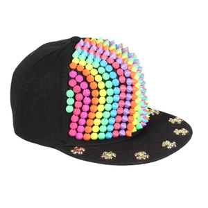 Schwarze Hip-Hop-Baseballkappe mit bunten Regenbogen-Spikes und goldenen Akzenten