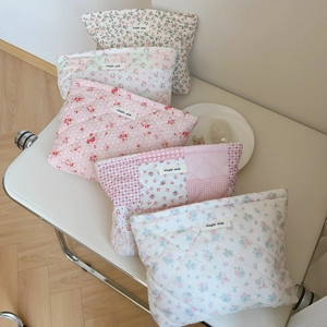 Lot de cinq trousses de maquillage matelassées en coton aux motifs fleurs et carreaux