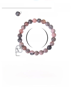 Vue détaillée des perles de pierre zèbre rose 8mm et du pendentif cœur avec gravure Mom