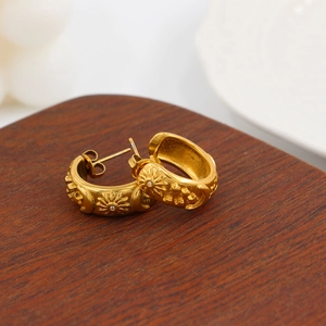 Boucles d'oreilles vintage en forme de C en acier titane avec relief lune et étoile