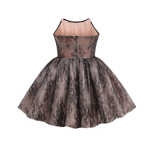 Detail der schwarzen Spitze mit beigem Futter auf dem kurzen Partykleid