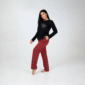 Pyjama femme avec haut noir à manches longues, imprimé cœur et pantalon à carreaux rouges