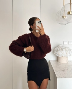 Selfie miroir montrant un pull bordeaux en maille douce et une jupe noire fendue