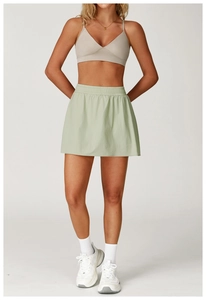 Dettaglio della gonna da tennis verde chiaro a vita alta con elastico in vita