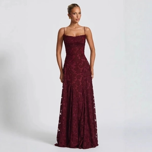 Elegantes weinrotes rückenfreies Maxikleid mit Blumen-Jacquard-Textur und Trägern