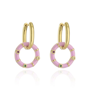 Detalle del pendiente de aro ovalado en oro de 18K con esmalte rosa y circonitas de color