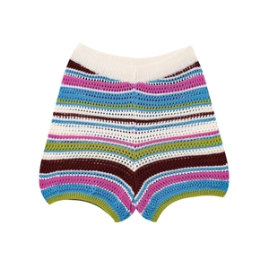 Detailaufnahme der gehäkelten Shorts mit bunten horizontalen Streifen und Strickstruktur
