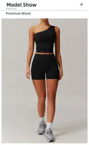 Vue de face d'un ensemble de yoga noir avec brassière asymétrique et short de sport moulant