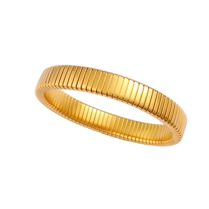 Macro detail of 18K gold stainless steel ring with ribbed Tubogas texture design