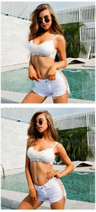 Dettaglio degli shorts in denim bianco con lacci laterali e orlo sfrangiato all'aperto