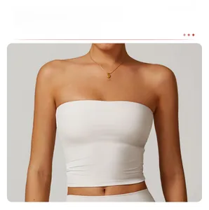 Détail de la brassière de sport longue sans bretelles blanche avec coupe compression