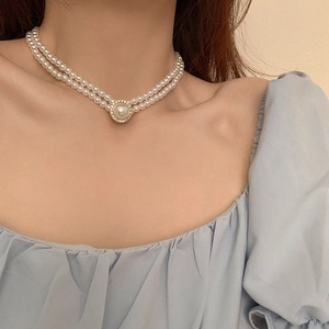 Collier ras de cou double couche en perles baroques avec pendentif circulaire serti de diamants