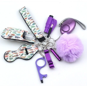 Dettaglio kit portachiavi autodifesa viola con allarme e cinturino su sfondo bianco