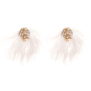 Boucles d'oreilles branche corail doré avec perles blanches et plumes sur fond blanc épuré