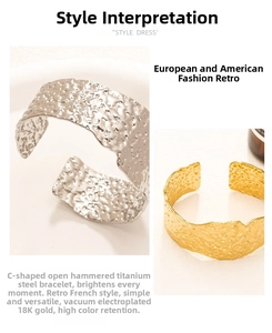 Detail eines 18K vergoldeten Titanstahl-Armreifs mit unregelmäßiger Hammerschlag-Textur