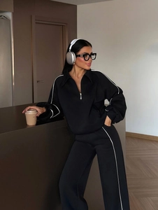 Survêtement noir deux pièces pour femme avec sweat à col zippé et bandes blanches