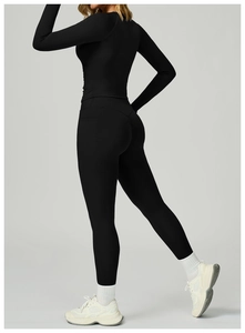 Detail der schwarzen Yoga-Leggings mit hoher Taille, Seitentasche und engem Langarmshirt
