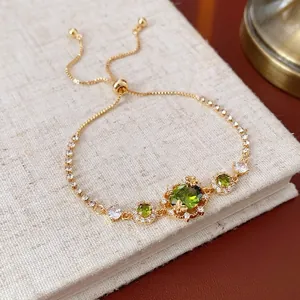 Bracelet ajustable plaqué or 18K avec pierres vert émeraude et pavé de zircons