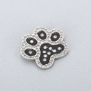 Détail du pendentif patte de chat en argent avec émail noir et strass brillants