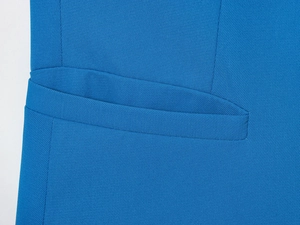 Détail du tissu sergé bleu et des coutures sur la poche d'un ensemble de costume
