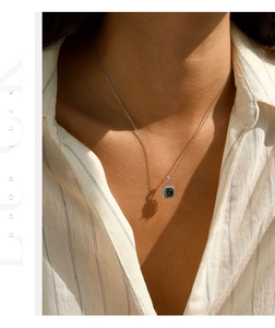 Dettaglio della collana in argento S925 con pietra quadrata colorata e pavé di diamanti