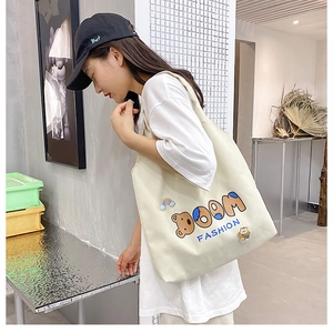 Nahaufnahme der minimalistischen Canvas-Tragetasche mit Cartoon-Bär und Boom Fashion Print