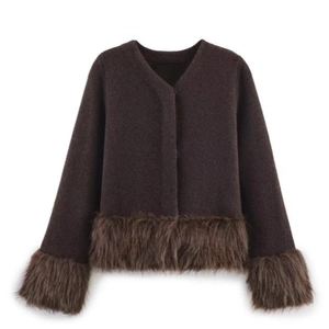 Veste en tricot marron foncé pour femme avec bordure en fausse fourrure et poignets