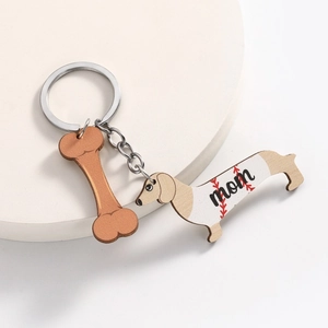 Detail van teckel en bot hangers met Mom tekst voor Moederdag sleutelhanger cadeau